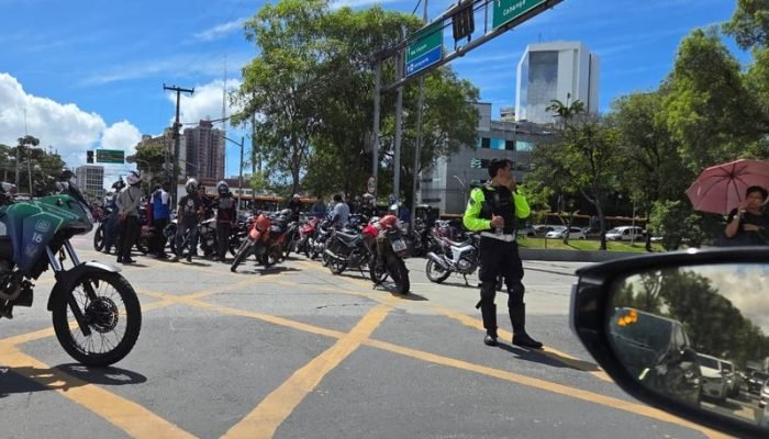 Protesto interdita a Avenida Agamenon Magalhães, principal corredor viário do Recife - EMERSON ...