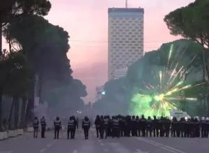 Protestos em Tirana: manifestantes enfrentam polícia com fogos de artifício
