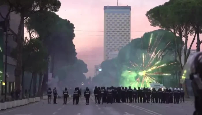 Protestos em Tirana: manifestantes enfrentam polícia com fogos de artifício