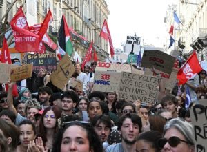 Protestos estudantis na França ganham força e pressionam governo Macron