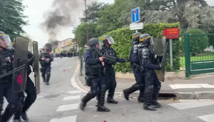 Protestos estudantis na França geram confrontos com a polícia