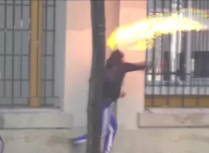Protestos na Albânia: estudantes lançam coquetéis Molotov em confronto com a polícia