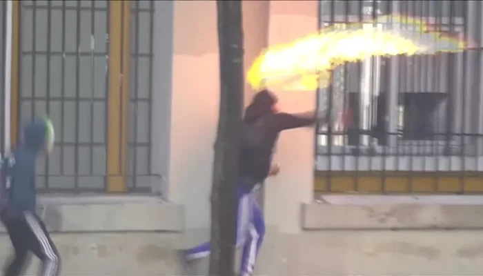 Protestos na Albânia: estudantes lançam coquetéis Molotov em confronto com a polícia