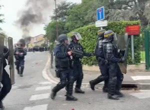 Protestos na França intensificam-se após incidente com adolescente