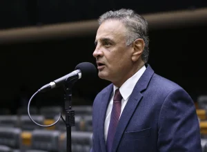PSDB, Cidadania e PDT pressionam Aécio Neves para disputar vaga no Senado