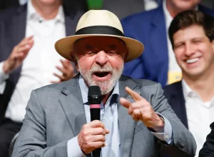 PT busca 20 direitos de resposta no TSE contra Flávio Bolsonaro e PL