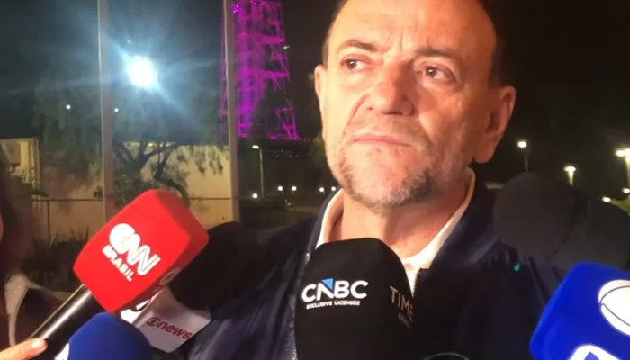 PT critica condecoração de miliciano por Flávio Bolsonaro