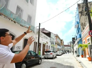 Recife conclui retirada de fios aéreos na Rua do Apolo