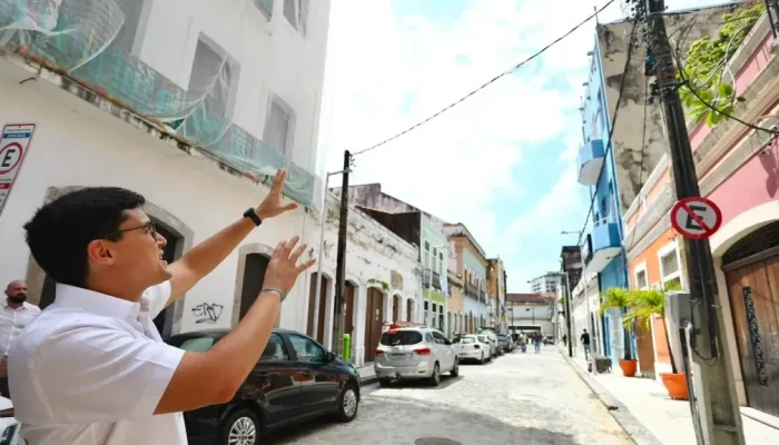 Recife conclui retirada de fios aéreos na Rua do Apolo