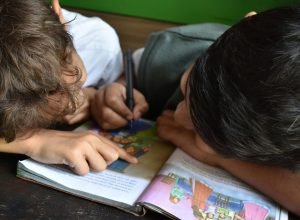 Redução do atraso escolar avança na rede pública brasileira, aponta Unicef