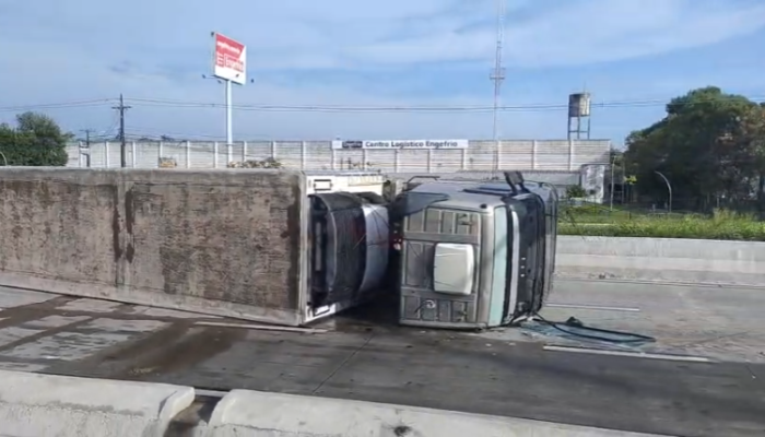 A carreta atingiu a mureta que divide as vias, destruindo parte da estrutura - Tião Siqueira/JC ...