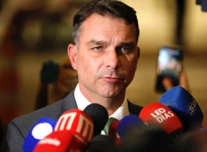 Relatório da PF contesta versão de Flávio Bolsonaro sobre filme 'Dark Horse'