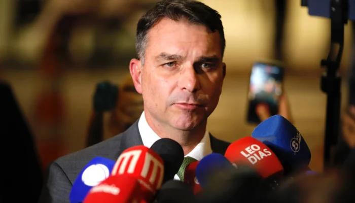 Relatório da PF contesta versão de Flávio Bolsonaro sobre filme 'Dark Horse'