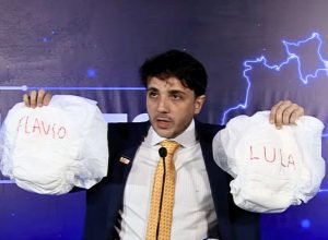 Renan Santos critica Lula e Flávio Bolsonaro por ausência em debate
