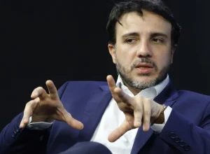 Renan Santos é destaque na "The Economist" e enfrenta suspensão de campanha