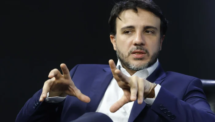 Renan Santos é destaque na "The Economist" e enfrenta suspensão de campanha