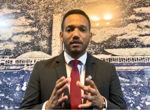 Rick Azevedo critica influência de Flávio Bolsonaro na PEC do 6 X 1