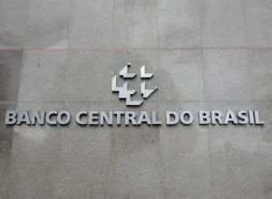Riscos fiscais e inadimplência preocupam instituições financeiras no Brasil