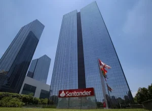 Santander Brasil enfrenta desafios econômicos e busca melhorar rentabilidade