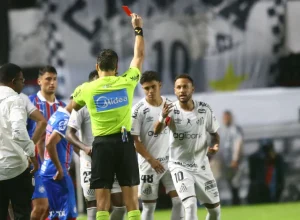Santos empata com Bahia em jogo tumultuado por Neymar e temporal