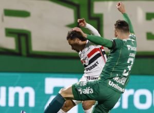 São Paulo sofre derrota para Chapecoense e crise no Brasileirão se agrava