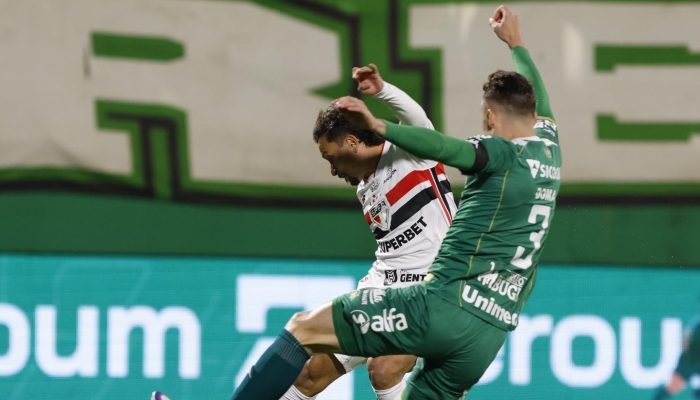 São Paulo sofre derrota para Chapecoense e crise no Brasileirão se agrava