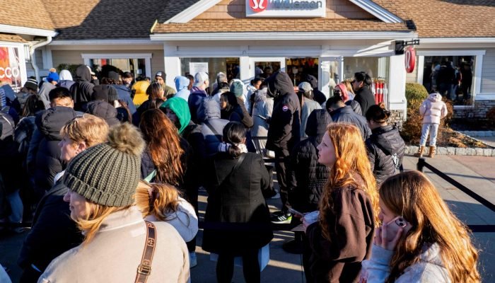 Fila para entrar em loja em Nova York na Black Friday 24/11/2023. REUTERS/Vincent Alban/File Photo