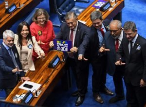 Senado aprova PEC que garante dois dias de folga semanal para trabalhadores