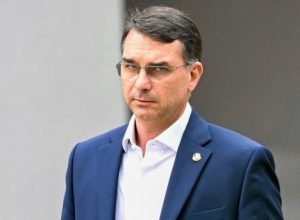 Senador Flávio Bolsonaro é ligado a esquema financeiro de R$ 1,5 milhão