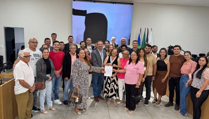 Sessão da Câmara de Araripina destaca homenagens e aprovações de projetos