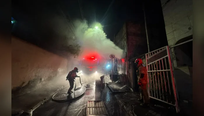 Sobrinha suspeita de incendiar casa com tia e adolescente em BH