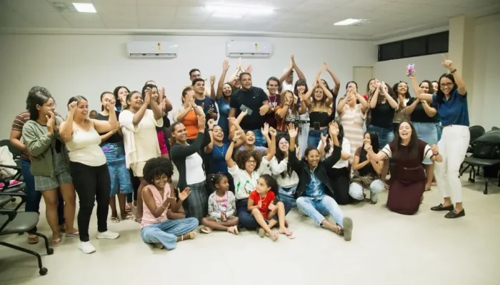 Ste Vilela propõe ampliação de cursinhos populares para jovens de baixa renda