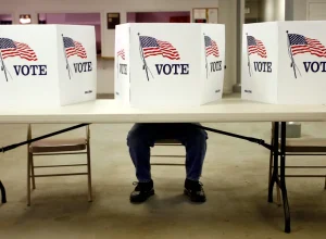 Suprema Corte dos EUA avalia regra de Trump sobre voto por correio