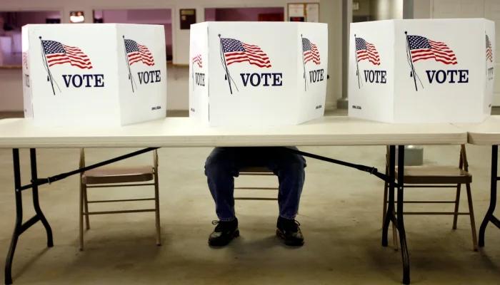 Suprema Corte dos EUA avalia regra de Trump sobre voto por correio