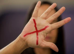 SUS lança teleatendimento psicológico para mulheres vítimas de violência