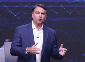 Suspeita de bomba em carro de Flávio Bolsonaro é descartada durante debate