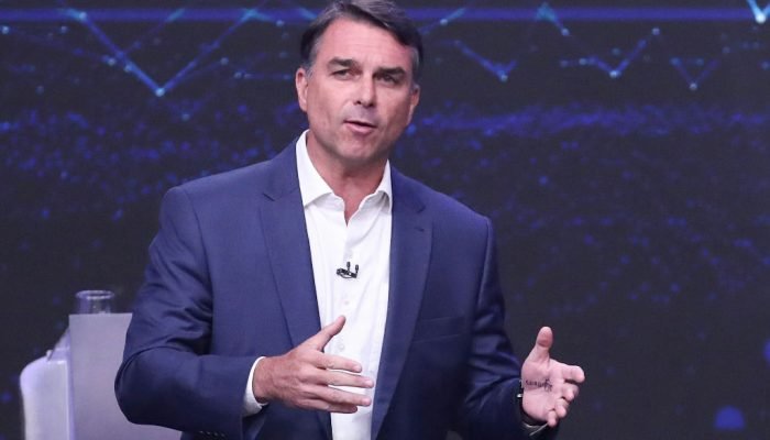 Suspeita de bomba em carro de Flávio Bolsonaro é descartada durante debate