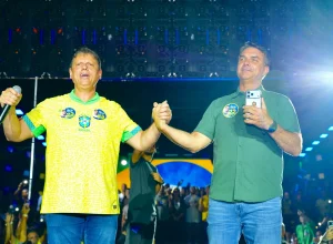 Tarcísio aconselha Flávio Bolsonaro a permanecer no Brasil após derrota
