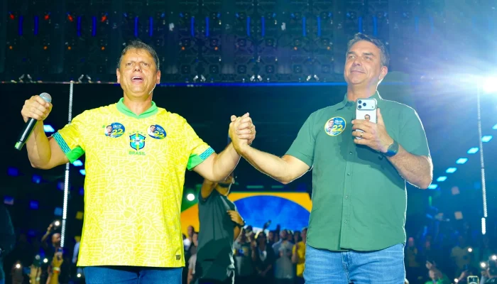 Tarcísio aconselha Flávio Bolsonaro a permanecer no Brasil após derrota