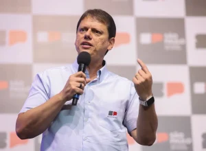 Tarcísio otimista com crescimento de Flávio Bolsonaro nas eleições