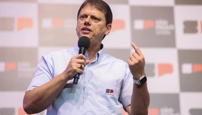 Tarcísio otimista com crescimento de Flávio Bolsonaro nas eleições