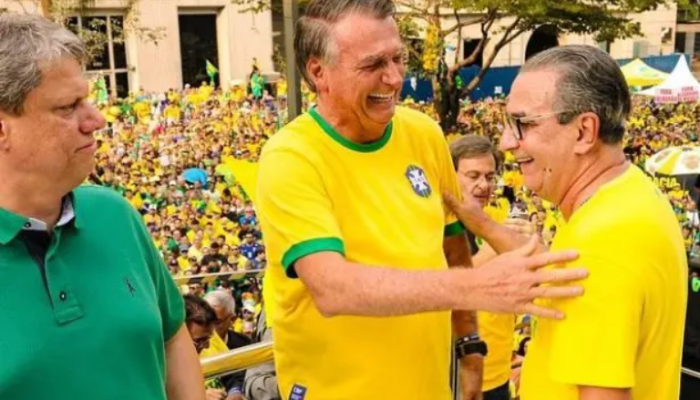 O governador de São Paulo, Tarcísio de Freitas (Republicanos), ao lado do pastor Silas Malafaia...