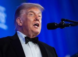Trump afirma que ainda não é hora para acordo com Irã, mas mantém diálogo aberto