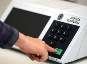 TSE apresenta urnas eletrônicas a embaixadores em meio a questionamentos