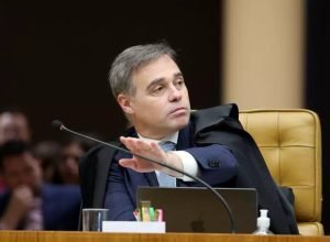 TSE suspende propaganda de Lula que associa Flávio Bolsonaro a milícias