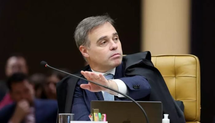 TSE suspende propaganda de Lula que associa Flávio Bolsonaro a milícias