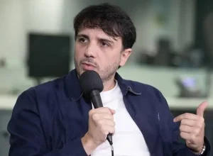 TSE suspende propaganda de Renan Santos por irregularidades