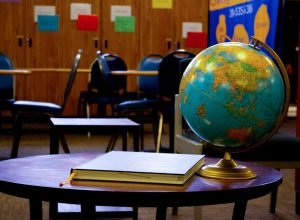 Uso de inteligência artificial cresce nas escolas brasileiras sem diretrizes claras