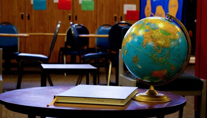 Uso de inteligência artificial cresce nas escolas brasileiras sem diretrizes claras