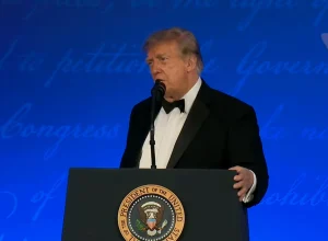 Veículos de mídia ampliam processo contra Trump por restrições a jornalistas